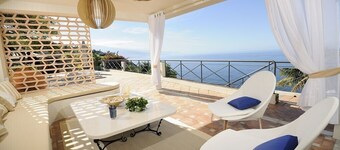 Villa de luxe Bahía avec piscine à débordement, vue panoramique, sauna et espace de remise en forme