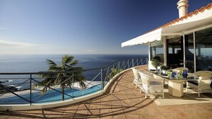 A rooftop terrace with a swimming pool, outdoor seating, and a view of the ocean. - Luxury Villa Bahía with Infinity Pool, Panorama View, Sauna & Fitness Area (El Sauzal)
