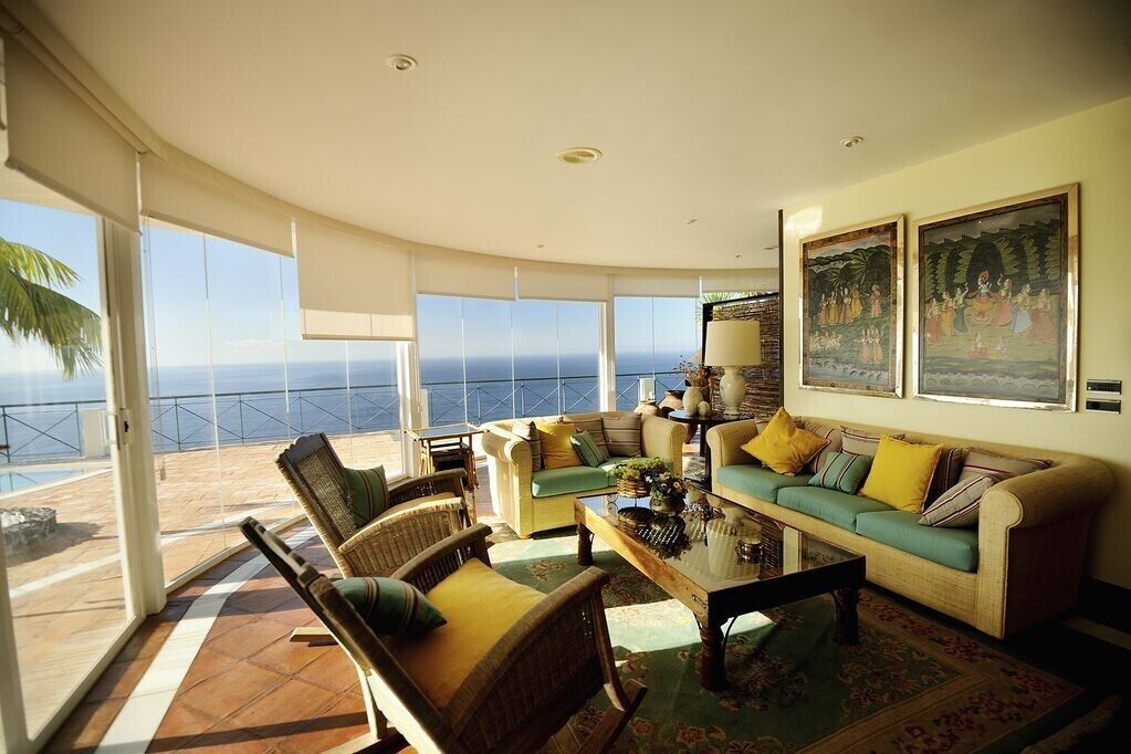 电视、壁炉、DVD 播放器、立体声音响