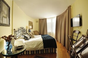 5 dormitoris, habitacions insonoritzades i planxa i posts de planxar 