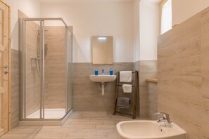 Bruser, hårtørrer, håndklæder