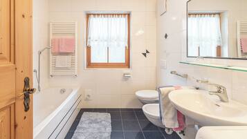 Badewanne, Haartrockner, Handtücher