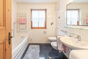 Baignoire, sèche-cheveux, serviettes fournies