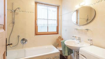 Badewanne, Haartrockner, HandtĂŒcher