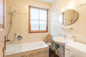 Badewanne, Haartrockner, Handtücher