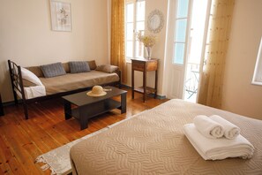 2 chambres, bureau, fer et planche à repasser, accès au Wi-Fi (inclus)