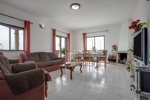 TV, fireplace - Cosy Holiday Home “Villa Bartoni” Close to the Beach with Sea View (Aljezur)