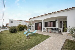 Outdoor dining - Cosy Holiday Home “Villa Bartoni” Close to the Beach with Sea View (Aljezur)