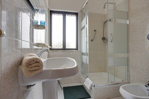 Badekar, hårtørrer, håndklæder