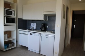 Réfrigérateur, four à micro-ondes, un four, surface de cuisson