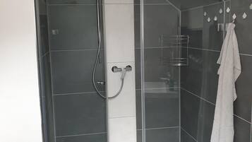 Dusche, Haartrockner, Handtücher, Toilettenpapier