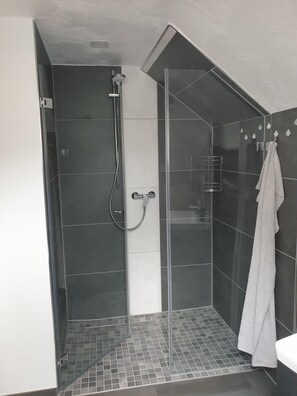 Een douche, een haardroger, handdoeken, toiletpapier