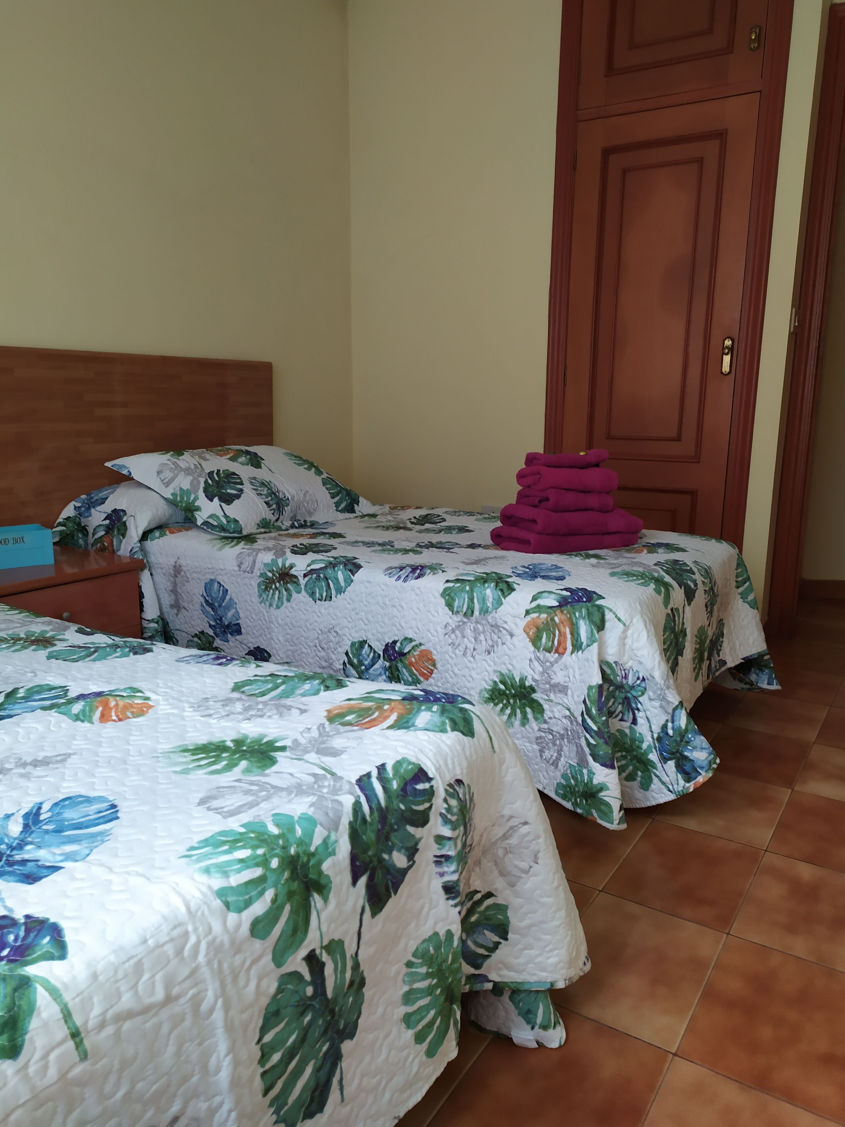 3 bedrooms, desk, iron/ironing board, bed sheets