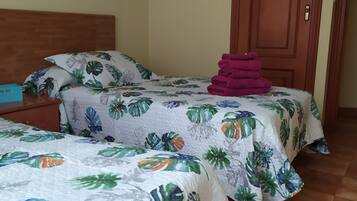 3 chambres, bureau, fer et planche Ă repasser, draps fournis