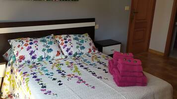 3 bedrooms, desk, iron/ironing board, bed sheets