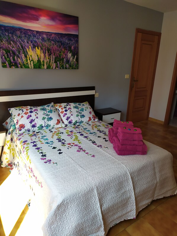 3 bedrooms, desk, iron/ironing board, bed sheets