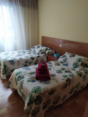 3 habitaciones, escritorio y tabla de planchar con plancha 