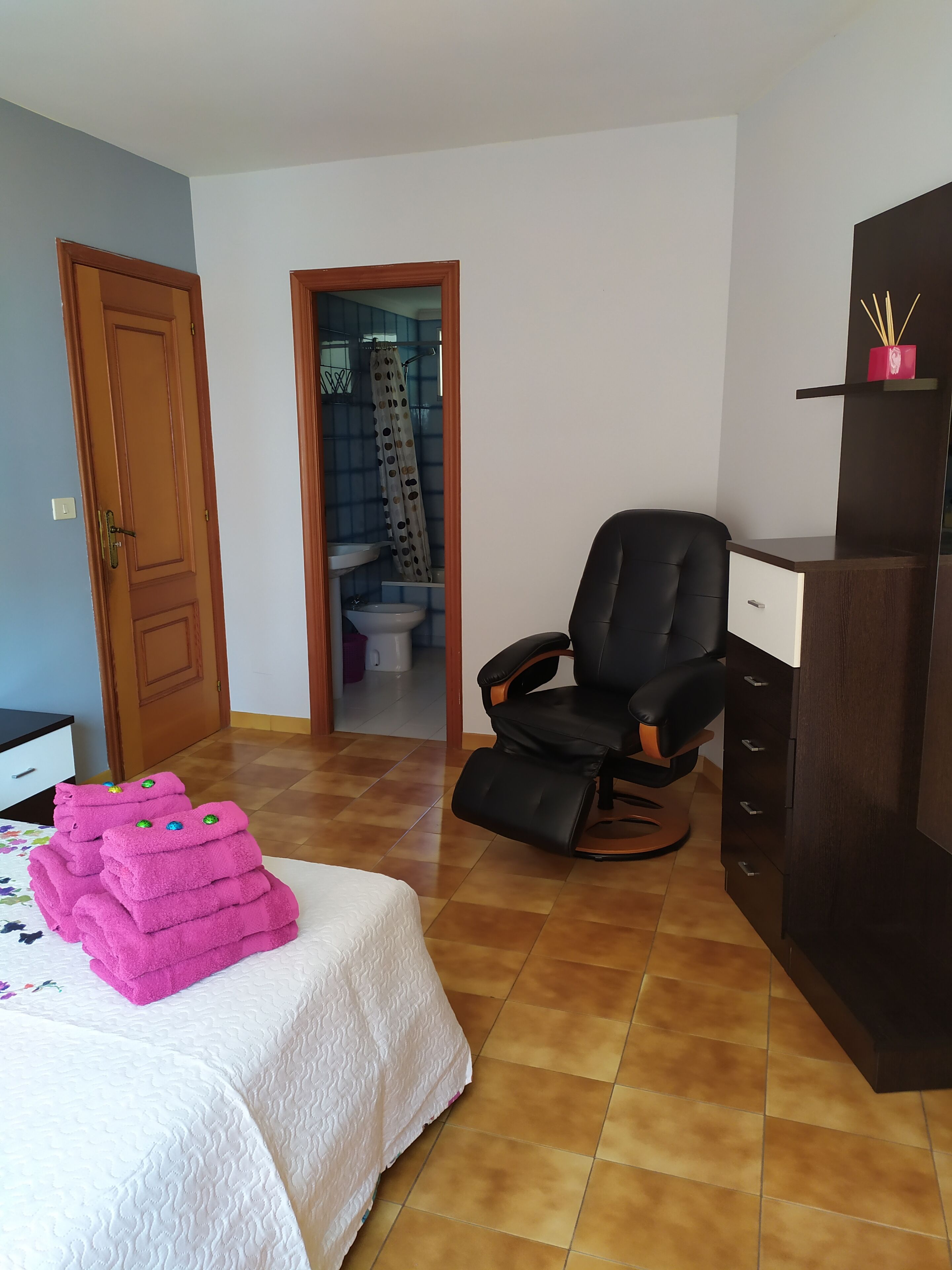3 bedrooms, desk, iron/ironing board, bed sheets