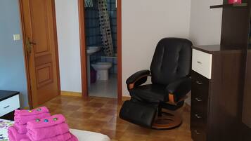3 bedrooms, desk, iron/ironing board, bed sheets