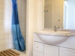 Bathroom - Cottage in Tharon: 2 bedrooms, terrace, parking, near the sea (Saint-Michel-Chef-Chef)