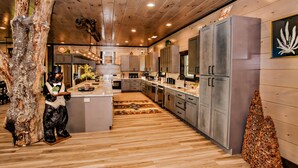 Een moderne keuken met houten plafond, roestvrijstalen apparatuur en een centraal eiland.