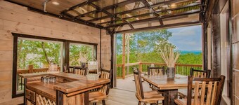 Mountain Castle: VIEWS, Indoor Pool, Home Theater, Top Amenities, near Attractions!