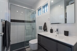Een douche, een haardroger, handdoeken, zeep