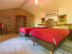 3 bedrooms, free WiFi, bed sheets, wheelchair access - Charming House in Rouans - Wifi, Pets Allowed (Rouans)