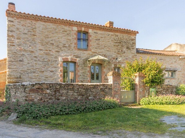 Exterior - Charming House in Rouans - Wifi, Pets Allowed (Rouans)