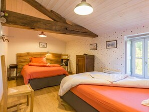 3 bedrooms, WiFi (free), bed sheets - Charming House in Rouans - Wifi, Pets Allowed (Rouans)