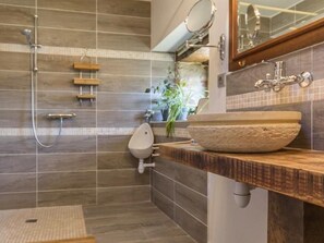 Bathroom - Charming House in Rouans - Wifi, Pets Allowed (Rouans)