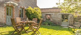 Charming House in Rouans - Wifi, Pets Allowed