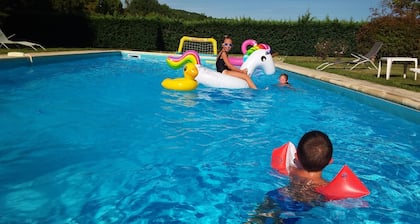 Gîte with swimming pool and air conditioning on the banks of the Lot