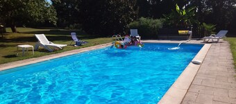 Gîte with swimming pool and air conditioning on the banks of the Lot