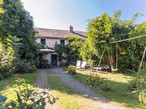 Property grounds - Accessible Stone Cottage with Garden, Near Nantes & Vioreau Lake, Sleeps 6 (Saffré)