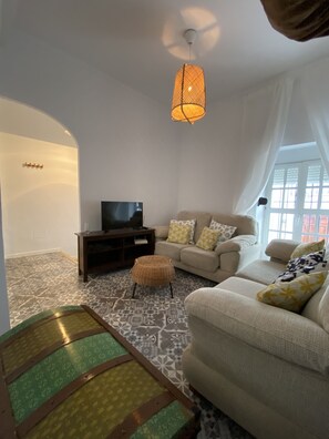 Een televisie en een open haard