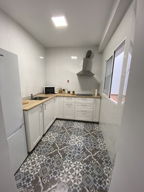 Frigorífico, microondas, horno y utensilios de cocina