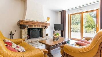 Televisión, chimenea y tenis de mesa