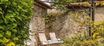 Urban retreat near Nantes center, private garden, bikes, internet, baby friendly.