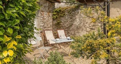 Urban retreat near Nantes center, private garden, bikes, internet, baby friendly.