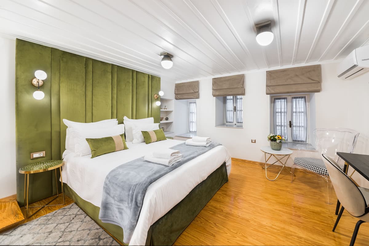 Suite estudio Deluxe, 1 cama de matrimonio grande, cocina básica, entresuelo | 1 dormitorio, sábanas de algodón egipcio, ropa de cama de alta calidad