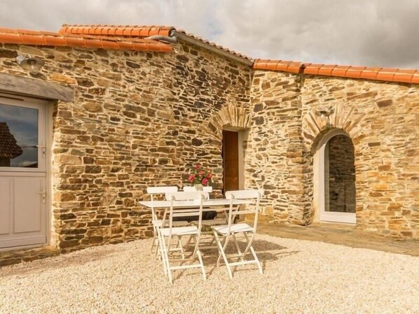 Outdoor dining - Winemakers' house with garden, Wifi, pets allowed (Le Cellier)