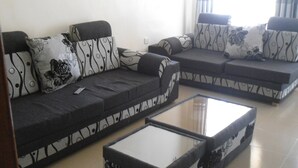 A living room with two sofas and a coffee table. - Glads Apartment (Kigali)