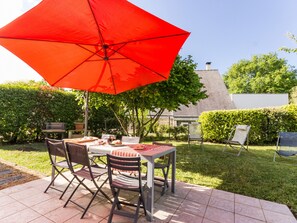 Outdoor dining - Cozy Gîte with Garden in Parc de Brière, 25km from La Baule & Guérande (La Chapelle-des-Marais)