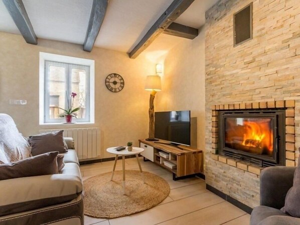 TV, fireplace