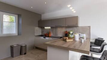 Een koelkast, een microgolfoven, een oven, een vaatwasser