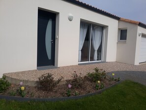 Exterior detail - Quiet countryside retreat with private garden, terrace, and garage (Saint-Philbert-de-Grand-Lieu)