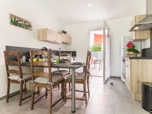 Fridge, microwave, oven, dishwasher - Quiet countryside retreat with private garden, terrace, and garage (Saint-Philbert-de-Grand-Lieu)