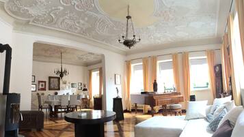 Lejlighed - 2 soveværelser | Opholdsområde | 20-tommers fladskærms-tv med satellitkanaler, tv, dvd-afspiller