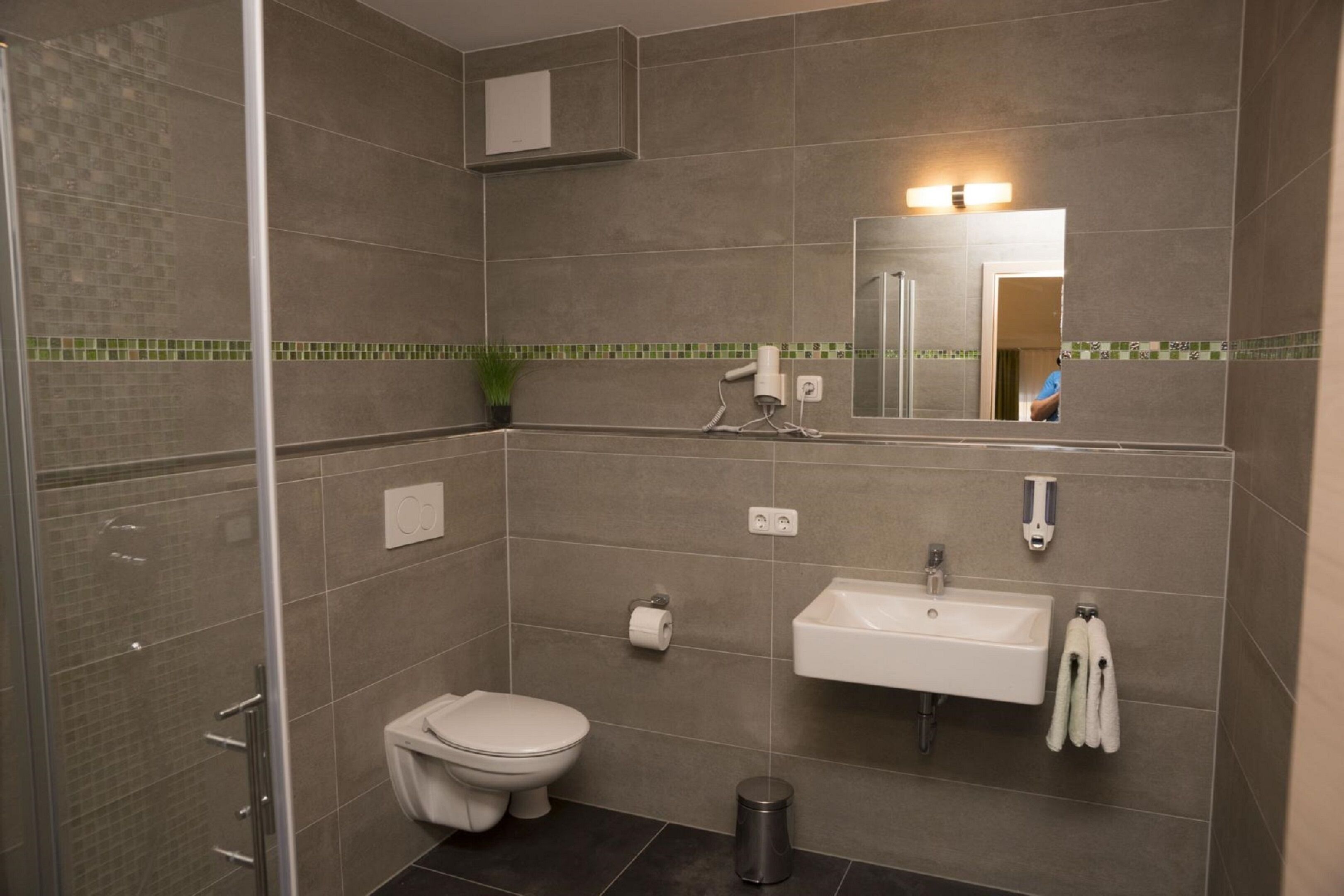 Un baño pequeño con inodoro, lavabo y espejo.